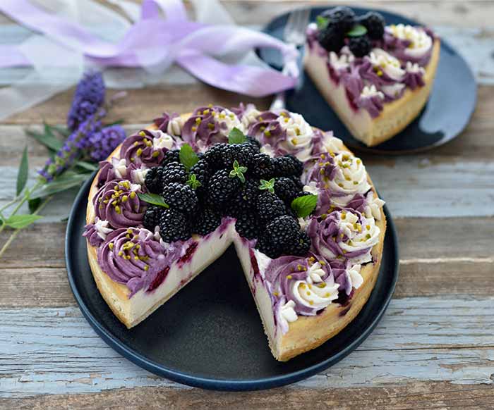 Brombeer-Cheesecake mit zweifarbiger Frischkäse-Creme