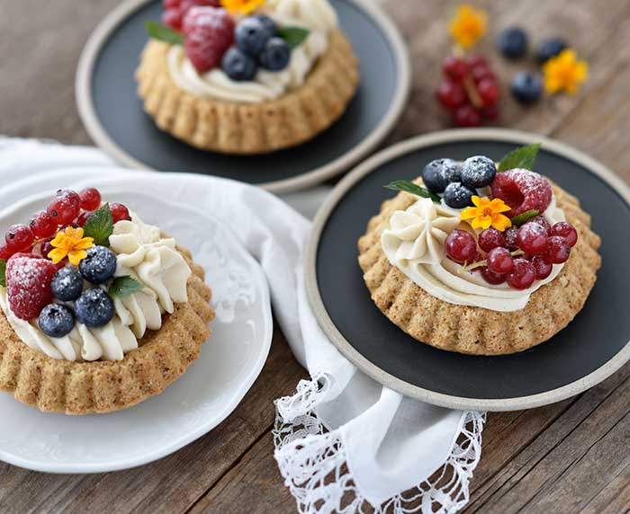 Vegane Beeren-Torteletts mit Weiße Schoko-Kokos-Creme