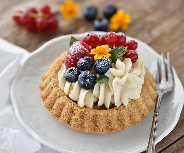 Beeren-Torteletts mit weißer Schoko-Kokos-Creme