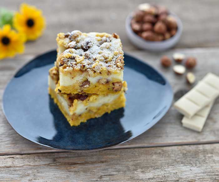 Veganer Kürbis-Cheesecake mit weißer Schokolade und karamellisierten Haselnussstreuseln