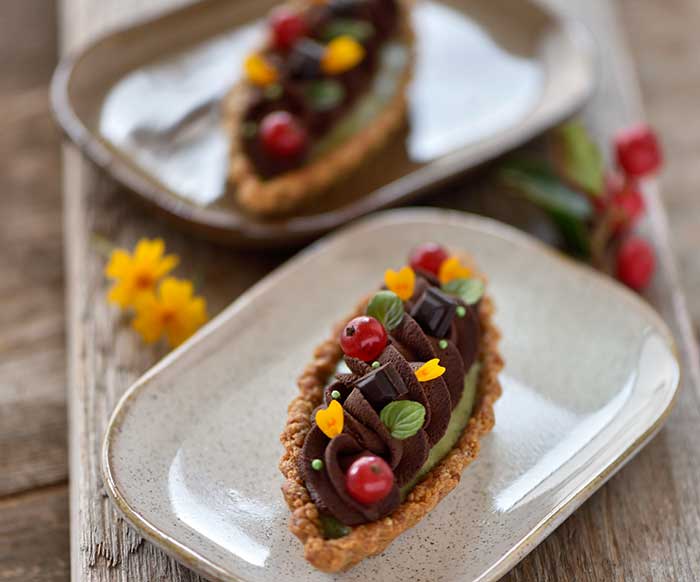 Mandel-Mürbteigschiffchen mit Matcha-weiße-Schoko-Creme und cremiger Schoko-Nougat-Ganache