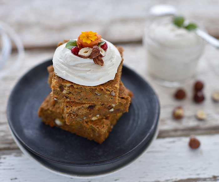 Karotten-Haselnuss-Dattel-Kuchen mit Cashew-Frischkäse-Topping