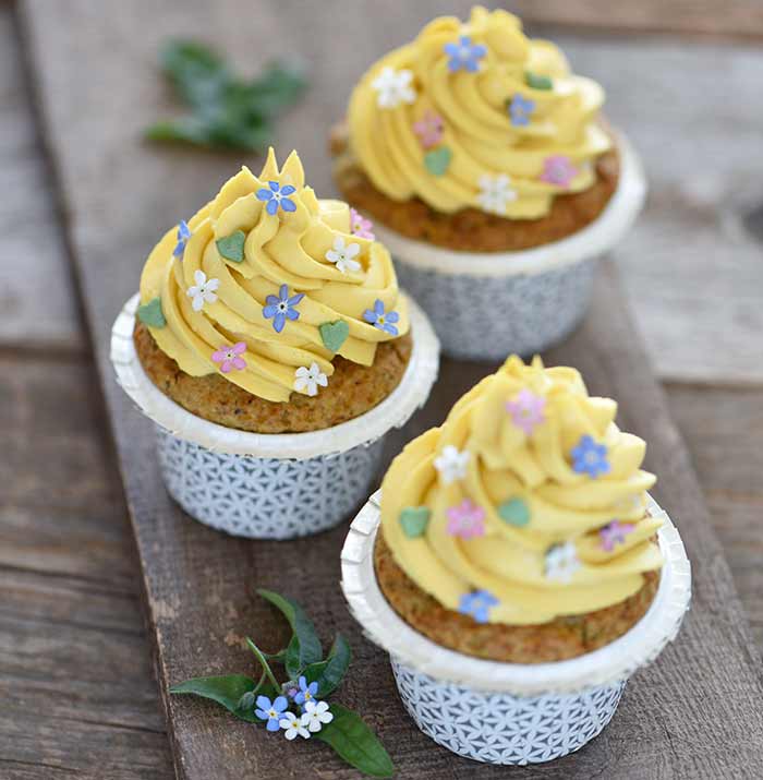 Mango-Pistazien-Cupcakes mit Blaubeer-Füllung